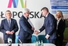 Wicemarszałek Józef Gawron gratuluje mężczyźnie w garniturze.