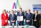 Wójt Pałecznicy prezentuje podpisaną umowę na dofinansowanie. Obok marszałkowie i panie poseł.