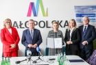 Dyrektor Gminnego Centrum Usług Medycznych w Lisiej Górze prezentuje umowę. Obok niej marszałkowie i panie poseł.