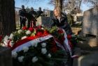 Poseł na sejm RP Anna Pieczarka składa kwiaty na grobach żołnierzy wyklętych. 