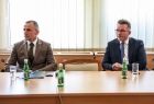 Uczestnicy spotkania siedzą przy stole konferencyjnym