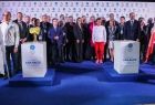 Wspólne zdjęcie uczestników na tle ścianki z logo Igrzysk Europejskich