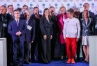 Uczestnicy ceremonii, wśród nich Para Prezydencka RP, polscy sportowcy i marszałek Witold Kozłowski