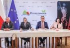 skupione twarze podpisujących list