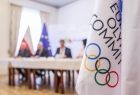 podpisy najważniejszych osób w regionie w trakcie uroczystości. Skupiony marszałek Małopolski