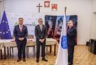 prezes Nowak trzyma flagę Igrzysk Europejskich