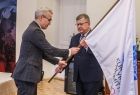 prezes Nowak przekazuje flagę marszałkowi Kozłowskiemu