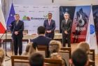 osoby decyzyjne w regionie przed zgromadzoną na ceremonii publicznością