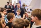 dzieci ze SP nr 1 rozmawiają z marszałkiem i innymi gośćmi