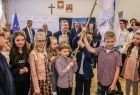 na wspólnym zdjęciu po przekazaniu flagi
