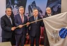 flaga w rękach oficjeli