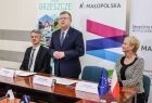 Wystąpienie marszałka Witolda Kozłowskiego. Obok siedzą Iwona Gibas z zarządu województwa oraz burmistrz Brzeszcz Radosław Szot