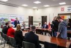 Konferencja prasowa z udziałem gości i dziennikarzy w Urzędzie Miasta i Gminy Brzeszcze