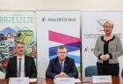 Iwona Gibas z zarządu województwa zwraca się do uczestników wydarzenia. Obok marszałek Witold Kozłowski oraz burmistrz Radosław Szot 