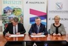 Marszałek Witold Kozłowski, Iwona Gibas z Zarządu Województwa Małopolskiego i burmistrz Brzeszcz Radosław Szot podpisują umowę