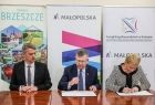 Marszałek Witold Kozłowski, Iwona Gibas z Zarządu Województwa Małopolskiego oraz burmistrz Brzeszcz Radosław Szot podpisujący umowę