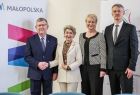 Pamiątkowe zdjęcie. Marszałek Witold Kozłowski, radna gminy Brzeszcze Izabela Miłkowska, Iwona Gibas z zarządu województwa oraz burmistrz Radosław Szot
