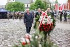 Wicemarszałek Józef Gawron, przewodniczący Sejmiku Województwa Małopolskiego Jan Tadeusz Duda i wiceprzewodniczący SWM Kazimierz Barczyk składają kwiaty przy Krzyżu Katyńskim