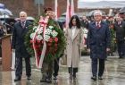 Wicemarszałek Józef Gawron, przewodniczący Sejmiku Województwa Małopolskiego Jan Tadeusz Duda, wiceprzewodniczący SWM Kazimierz Barczyk oraz radna województwa Agnieszka Zając składają kwiaty przy Grobie Nieznanego Żołnierza