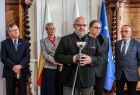 Goście wydarzenia wraz z marszałkiem Witoldem Kozłowskim i Iwoną Gibas z zarządu województwa