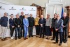 Uczestnicy konferencji prasowej oraz goście pozują do pamiątkowego zdjęcia