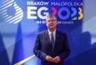 marszałek na tle ścianki z logo Igrzysk