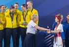 Iwona Gibas z Zarządu Województwa Małopolskiego wręcza sportowcom maskotki Igrzysk Europejskich