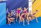 Pływacy artystyczni podczas występu na tle ścianki Igrzysk Europejskich