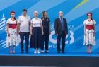 Iwona Gibas z zarządu województwa oraz radny województwa Rafał Kosowski w trakcie ceremonii wręczania medali igrzysk europejskich