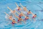 Znakomita synchronizacja zawodników podczas występu na oświęcimskiej pływalni