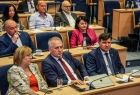 Radni województwa podczas sesji. W pierwszym rzędzie siedzą radni Marta Mordarska, Grzegorz Biedroń i Rafał Kosowski