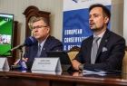 Marszałek Witold Kozłowski i dyrektor Andrzej Bańka podczas konferencji