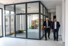 Uczestnicy wydarzenia podczas oprowadzania po budynku