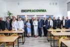 Pamiątkowe zdjęcie zaproszonych gości w sali ekopracowni