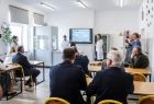 Zaproszeni goście uczestniczą w lekcji pokazowej w ekopracowni