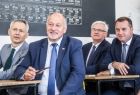 Uczestnicy lekcji pokazowej siedzą w ławkach