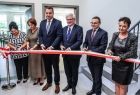 Przecięcie wstęgi w nowym skrzydłe szkoły w Stróżach
