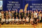 Pamiątkowe zdjęcie gości zaproszonych na uroczystość rozpoczęcia roku szkolnego