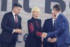 Członek Zarządu Iwona Gibas gratuluje ministrowi Kamilowi Bortniczukowi.