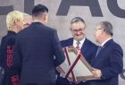 Marszałek Witold Kozłowski wręcza medal mężczyźnie. Obok członkowie zarządu.