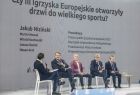 widok z boku na czwórkę dyskutantów