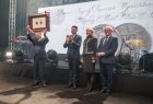 Marszałek unosi nagrodę Polonia Minor, obok stoją wicemarszałkowi i Iwona Gibas z zarządu 