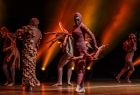 Występ artystyczny na scenie podczas inauguracji kongresu