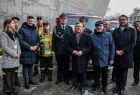 Marszałek Witold Kozłowski stoi ze strażakami przy wozie