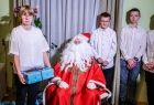 marszałek z dziećmi i św. Mikołajem podczas rozdawania prezentów