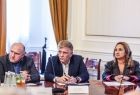 Uczestnicy obrad słuchają wystąpienia Witolda Kozłowskiego