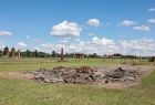 Rozległa pusta przestrzeń i historyczne ruiny w byłym obozie zagłady Birkenau