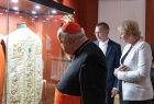 Iwona Gibas ogląda szaty liturgiczne wyeksponowane na wystawie