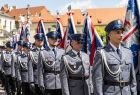 policjantki stoją w rzędzie na baczność