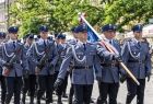 poczet sztandarowy podczas marszu
